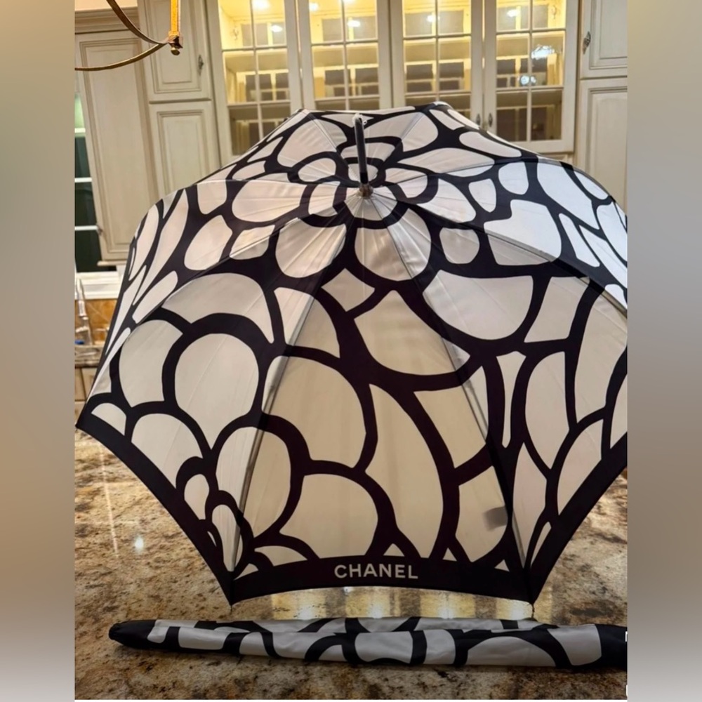 CHANEL CAMELLIA FOLDING UMBRELLA MONOCHROME FLORAL UMBRELLA, WITH COA. RARE ITEM - Picture 3 of 16
